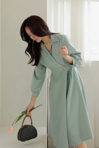 Dáng váy suông tuy đơn giản nhưng tinh tế, phù hợp với môi trường công sở
