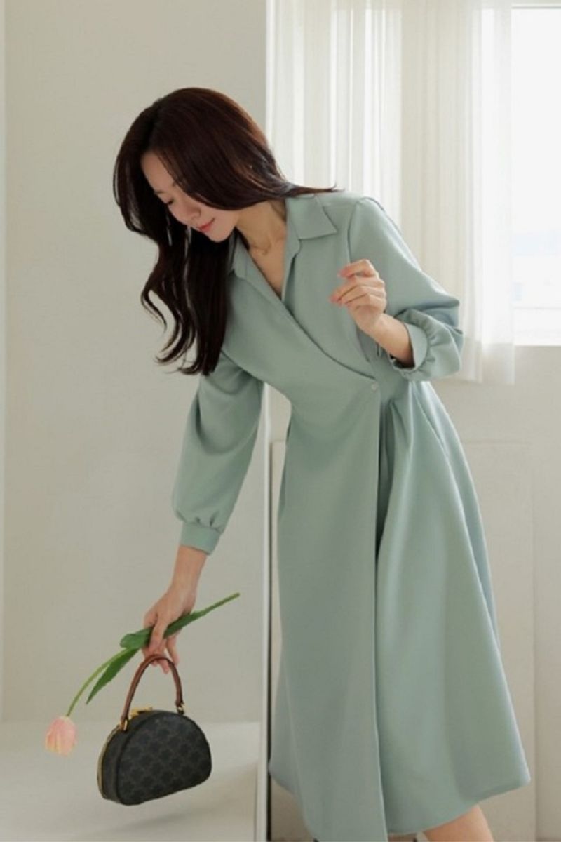 Dáng váy suông tuy đơn giản nhưng tinh tế, phù hợp với môi trường công sở
