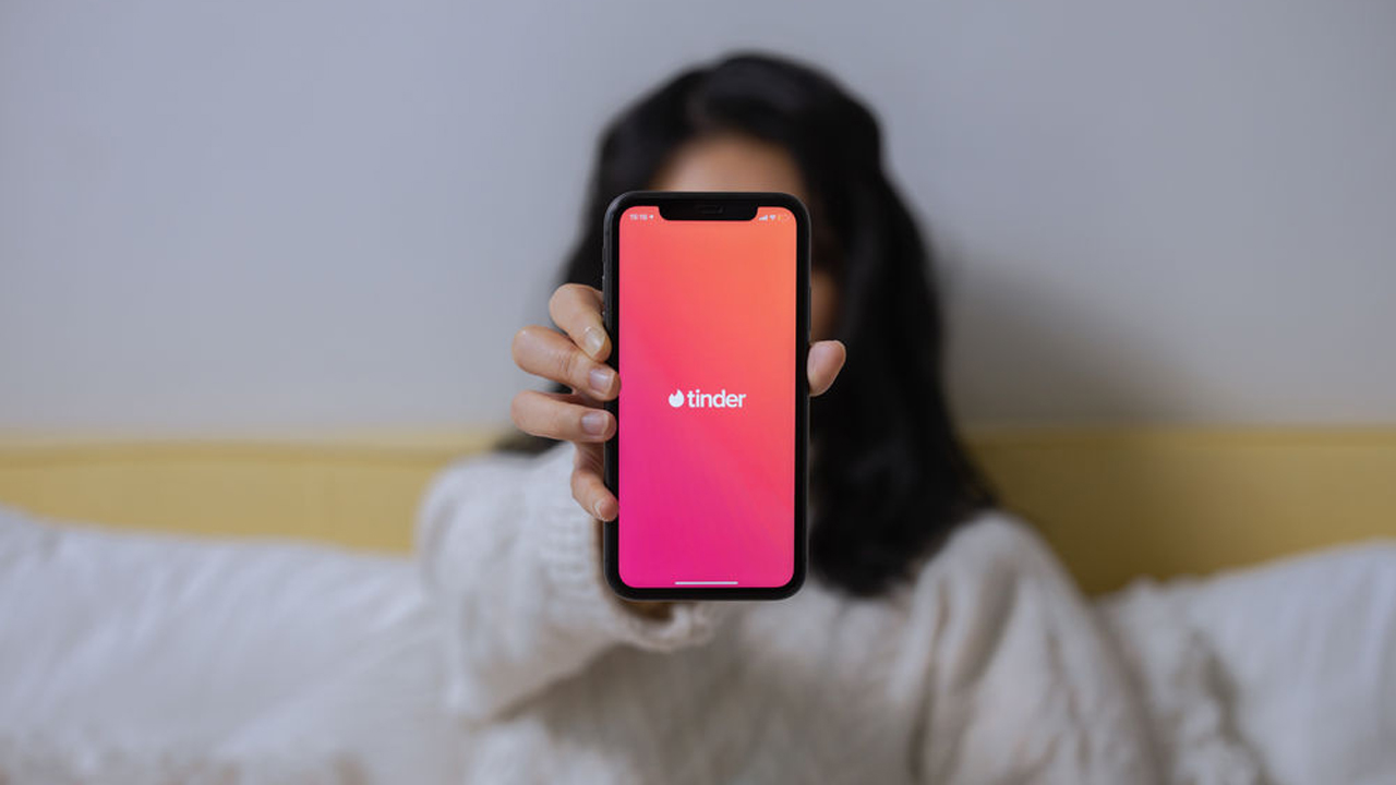 tinder là gì - Tinder vs Facebook Dating