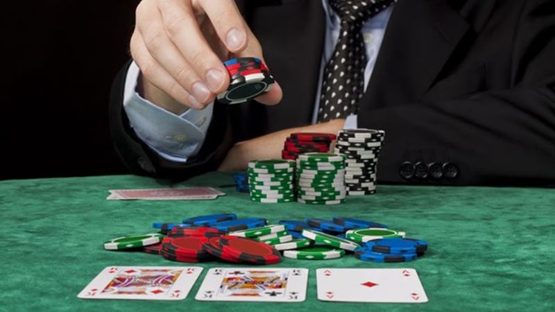 Chiến thuật cược mạnh và phân tích bài trong Poker