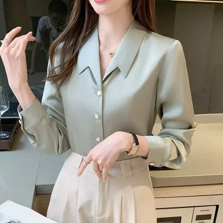 Một chiếc áo sơ mi lụa công sở màu trắng thanh lịch