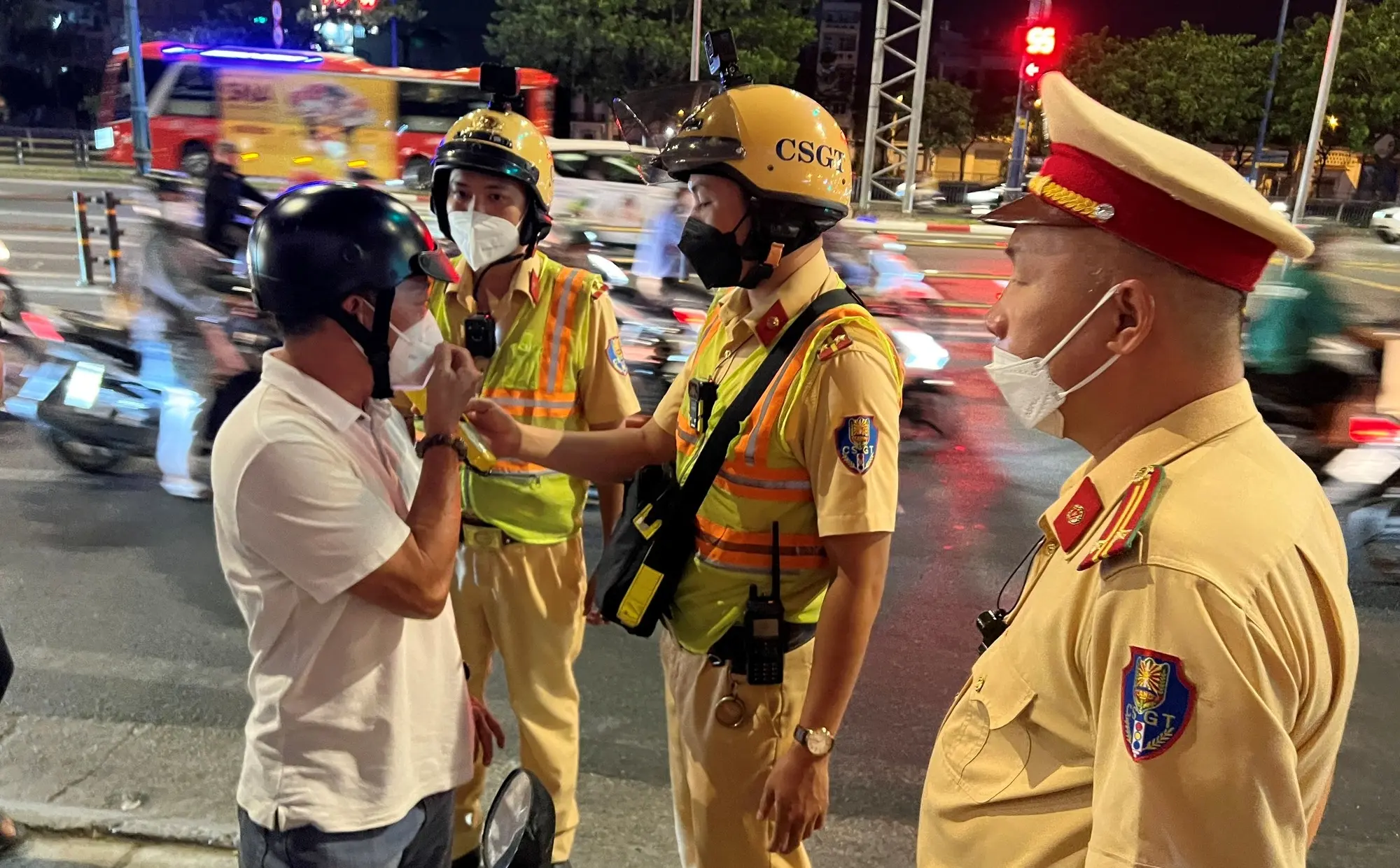 Cảnh sát giao thông đang đo nồng độ cồn của một người lái xe