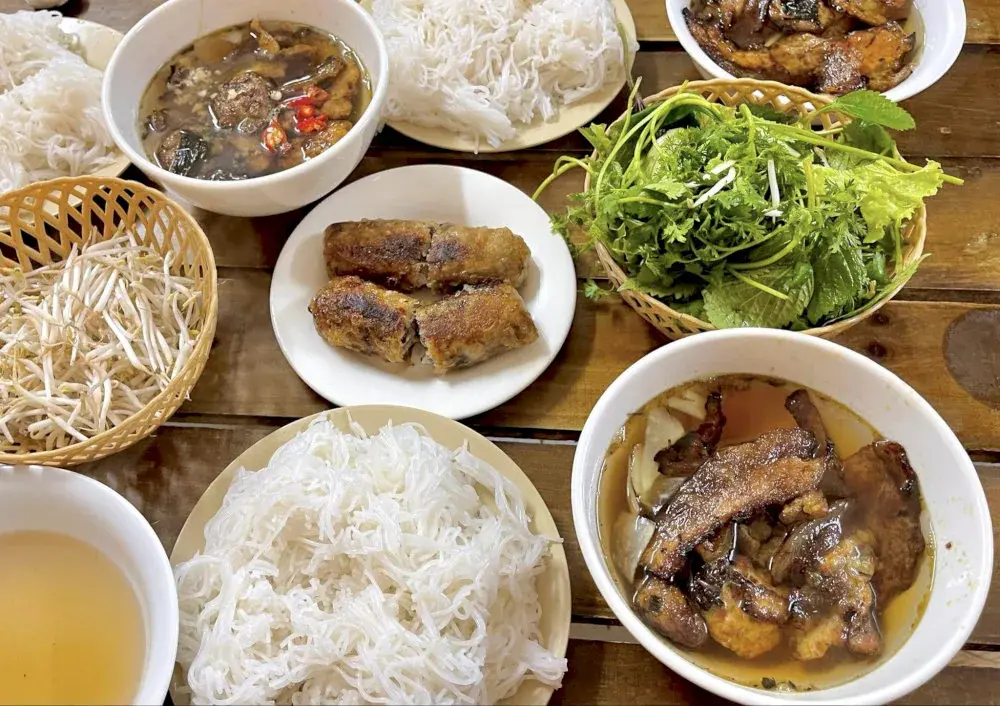 Chả thịt đang được nướng trên vỉ than hoa cho món bún chả Hà Nội
