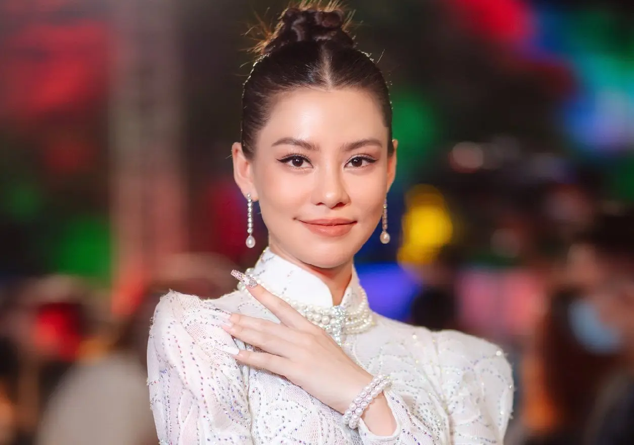 Chân dung ca sĩ Bùi Lan Hương với phong cách ma mị, cuốn hút
