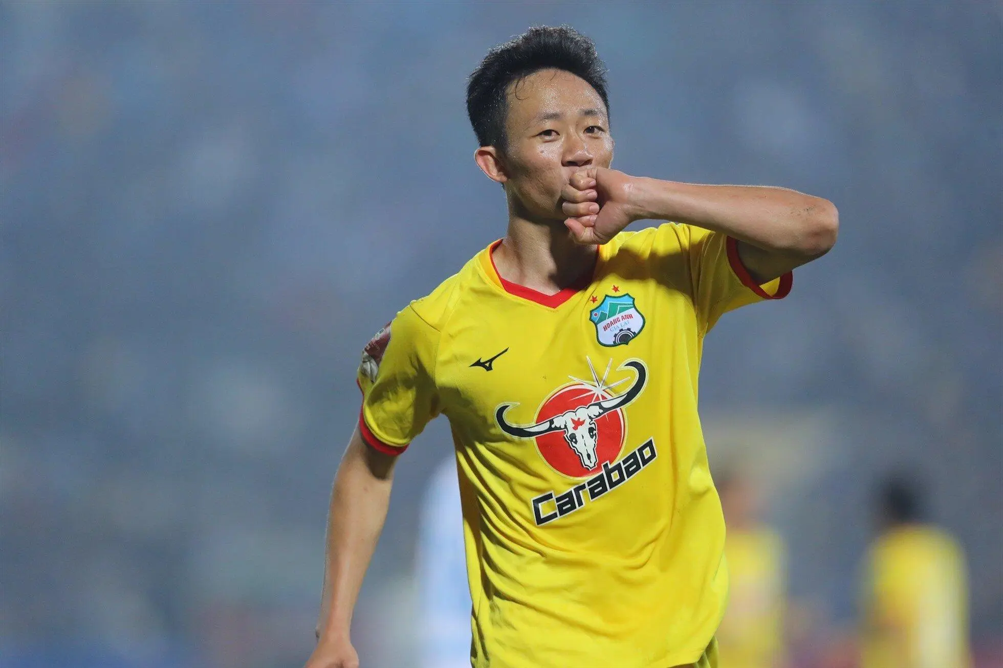 Châu Ngọc Quang đang thi đấu trên sân cỏ