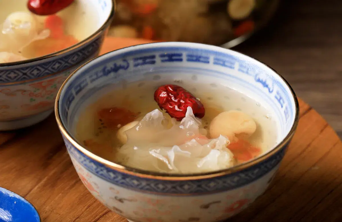 Một chén chè dưỡng nhan truyền thống với nhiều vị thuốc