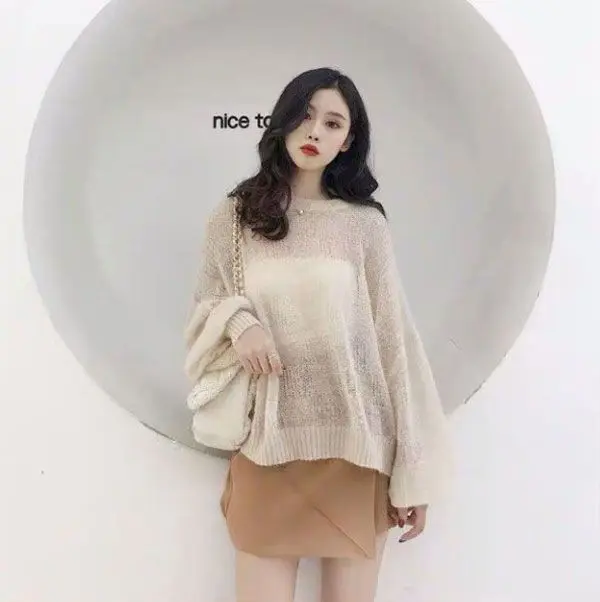 Một cô gái xinh đẹp trong chiếc áo len mỏng mùa thu