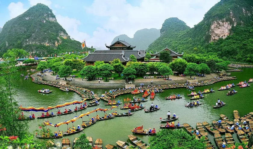 Du khách đi thuyền khám phá các hang động tại Tràng An Ninh Bình