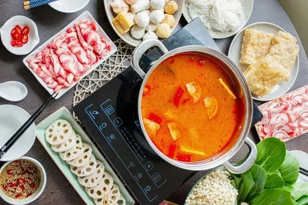 Đĩa đồ nhúng lẩu Thái đầy ắp với tôm, mực, thịt bò và rau