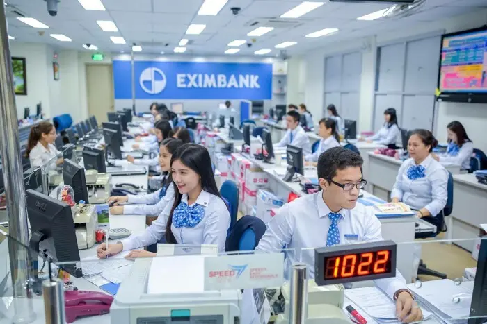 Khách hàng đang thực hiện giao dịch tại một chi nhánh của Eximbank