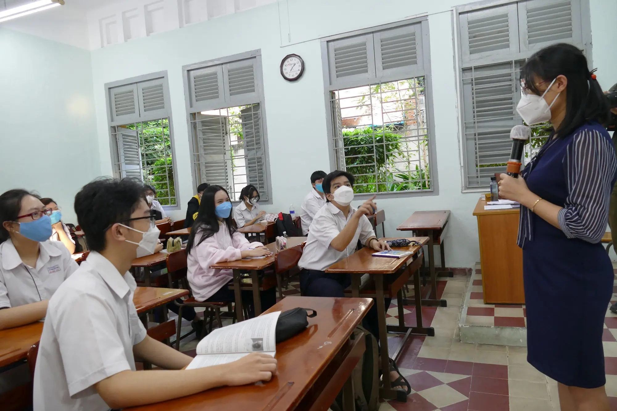Một học sinh đang chăm chú học bài môn Ngữ văn
