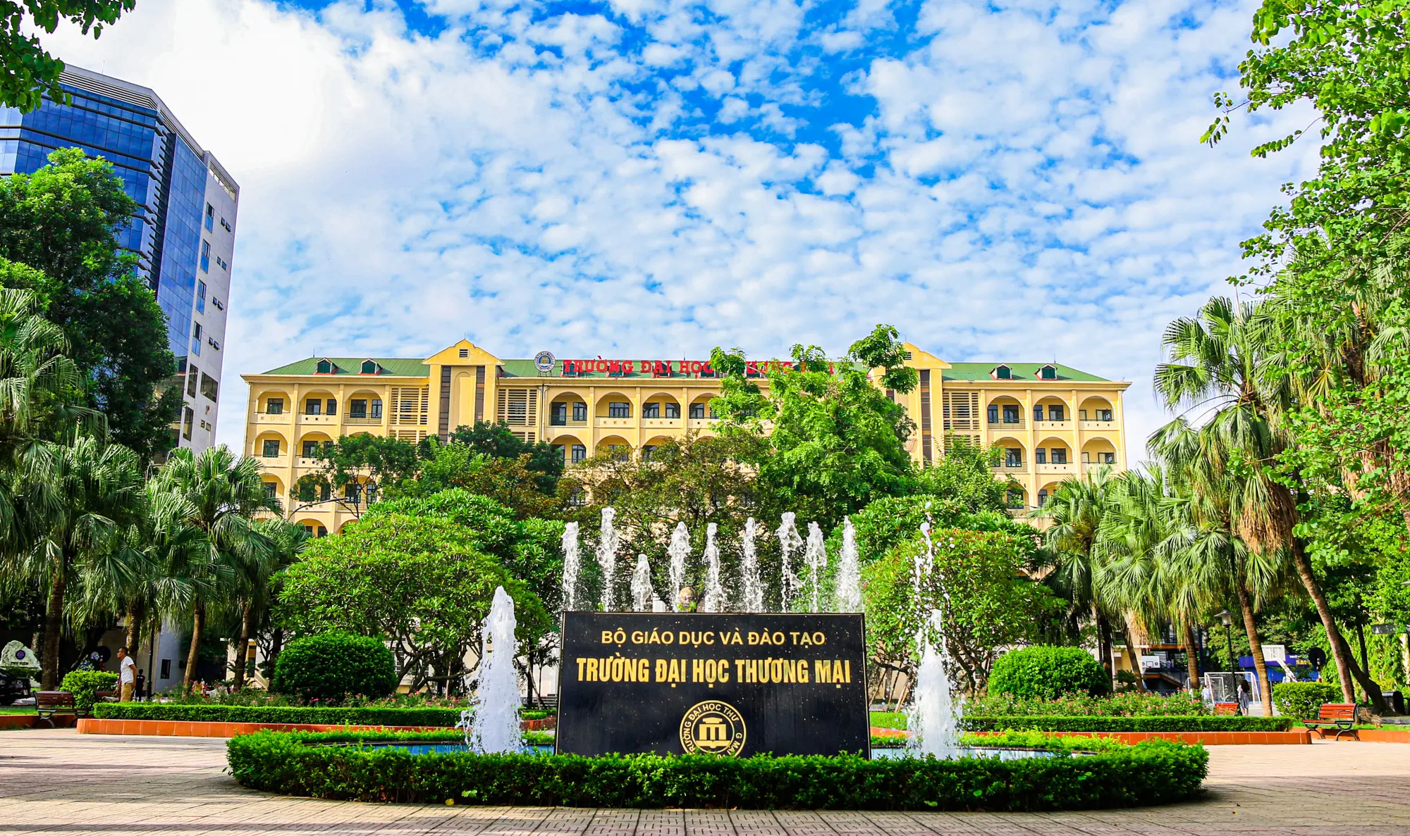 Một góc khuôn viên xanh mát của Đại học Thương mại