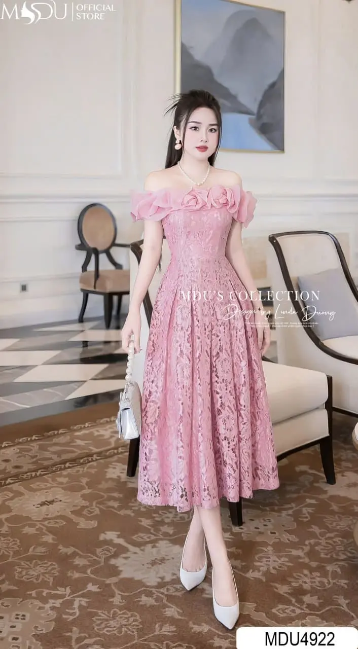 Một set đồ thanh lịch với đầm dự tiệc công sở và phụ kiện