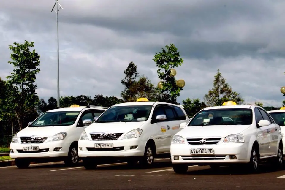 Du khách đang sử dụng điện thoại để đặt xe taxi