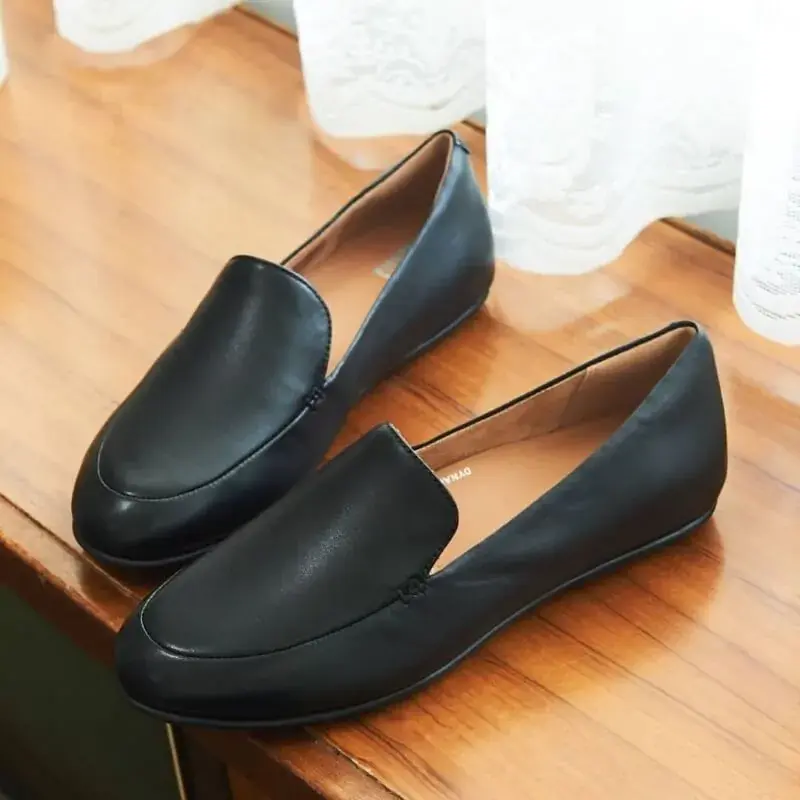 Những đôi giày công sở với màu sắc trung tính dễ phối đồ