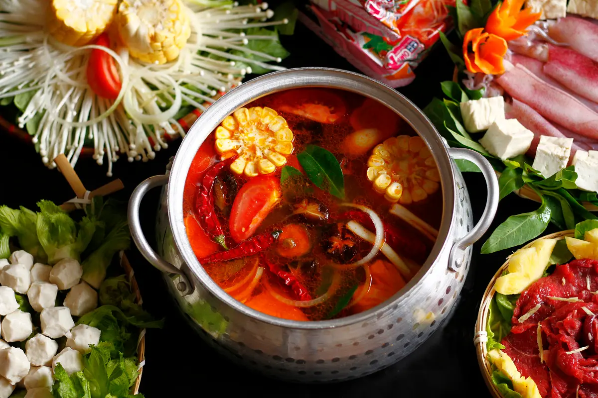 Một nồi lẩu Thái đầy ắp hải sản và rau củ hấp dẫn