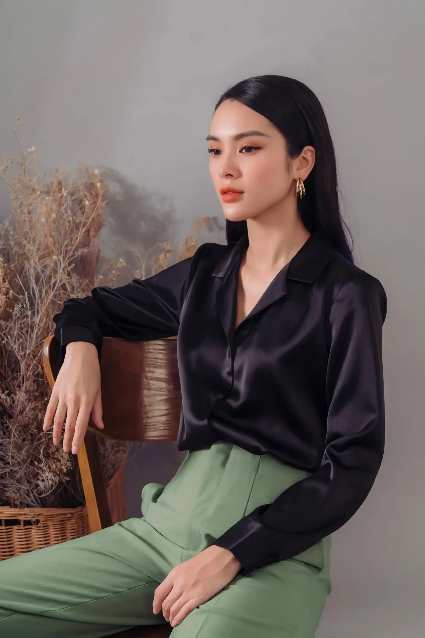Một set đồ thanh lịch với áo sơ mi lụa công sở và chân váy