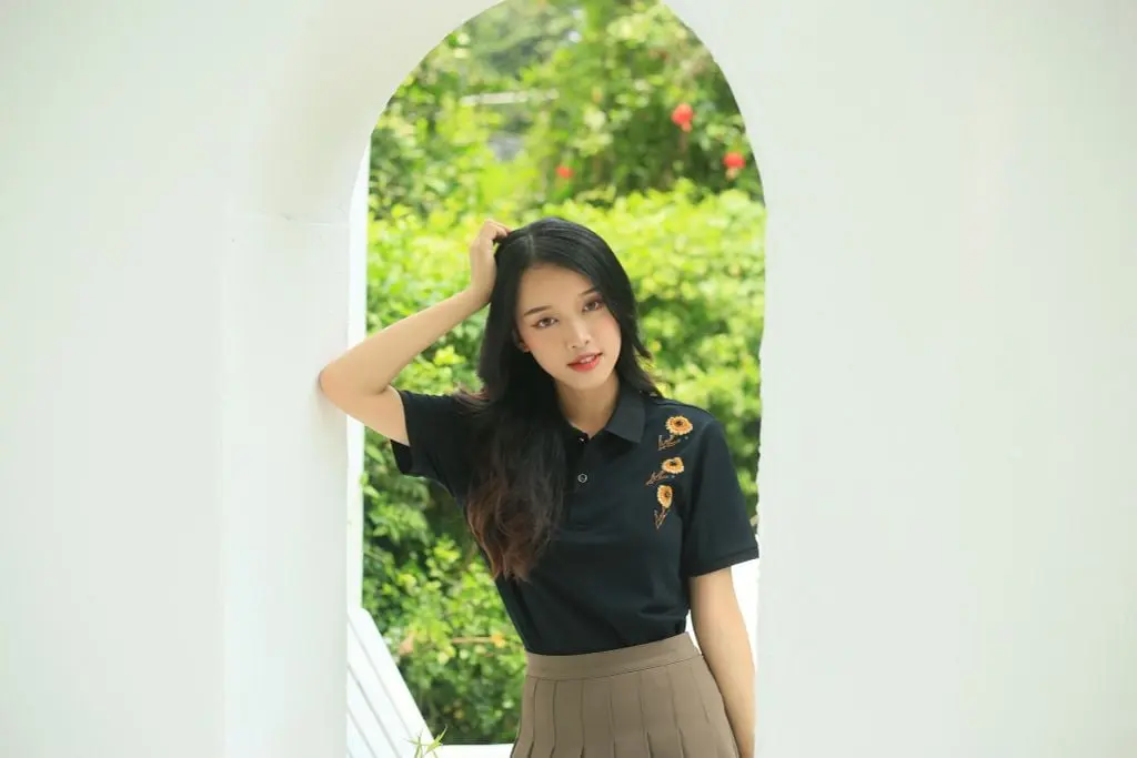 Một set đồ thanh lịch với áo thun polo nữ công sở và chân váy