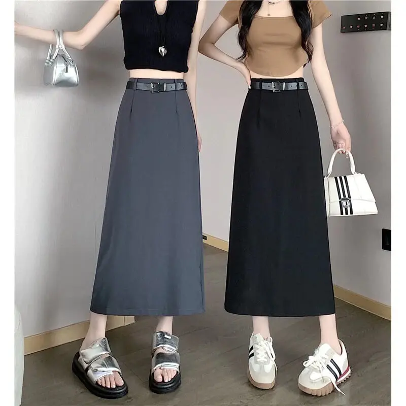 Một set đồ thanh lịch với chân váy chữ A công sở và áo sơ mi