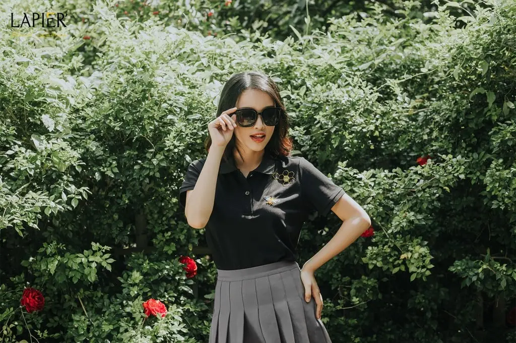 Một quý cô công sở thanh lịch trong chiếc áo thun polo nữ