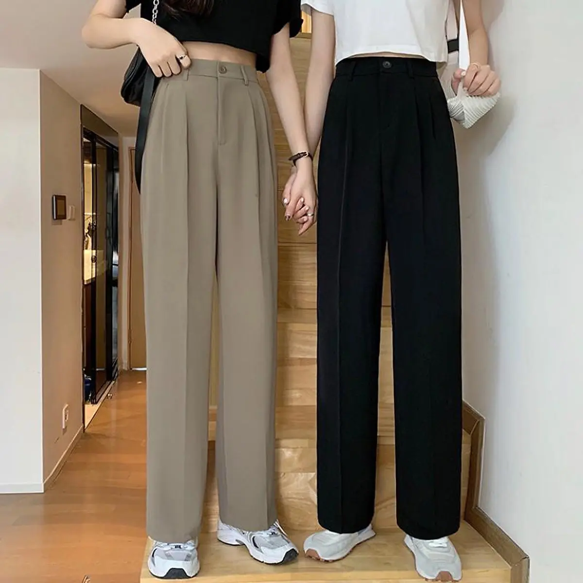 Một quý cô công sở thanh lịch trong bộ đồ với quần tây nữ ống đứng