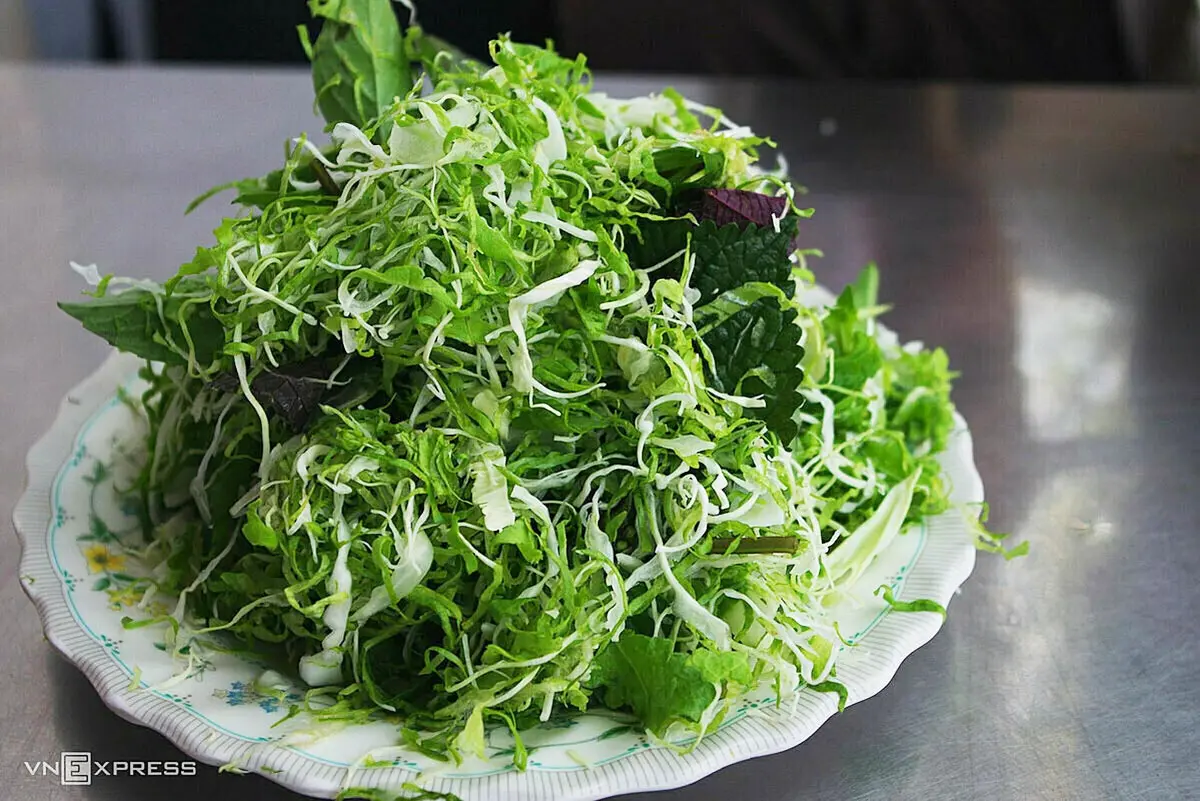 Các loại rau sống tươi ngon ăn kèm với bún riêu