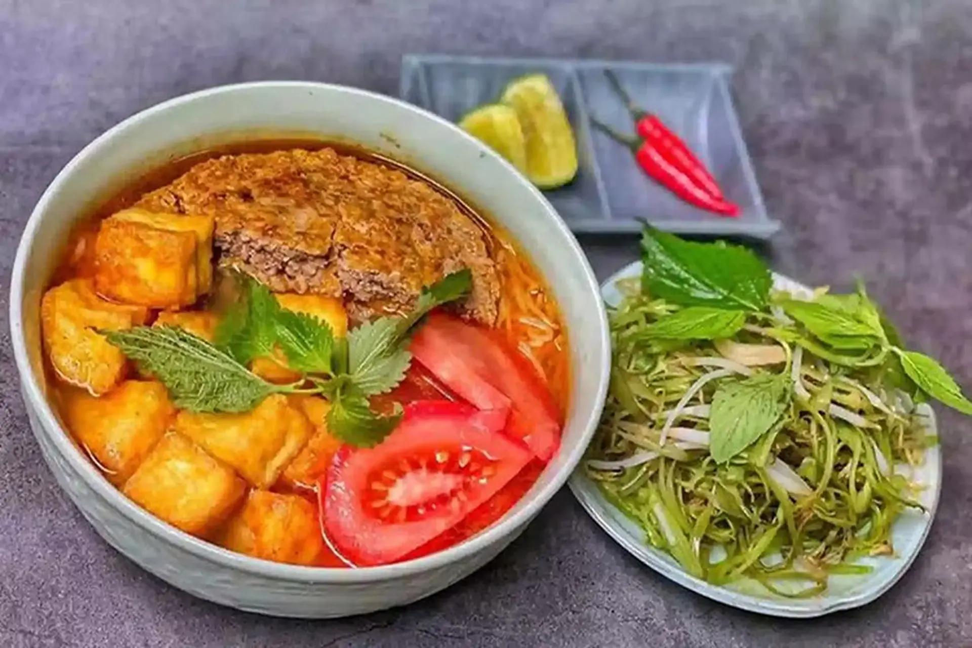Phần riêu cua đồng đang được nấu trong nồi nước dùng