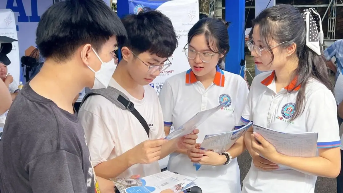 Sinh viên Đại học Thương mại trong ngày tốt nghiệp