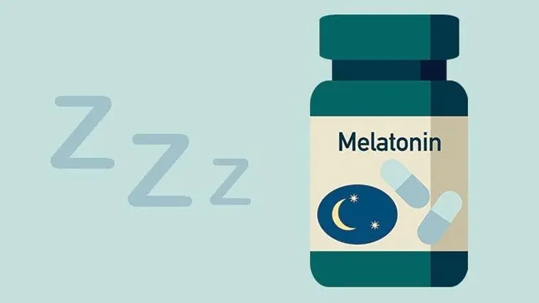 Một người cảm thấy đau đầu, có thể là tác dụng phụ của melatonin