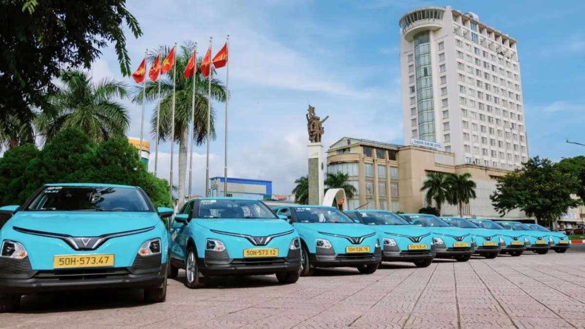 Một chiếc taxi đang di chuyển trên đường phố Buôn Ma Thuột
