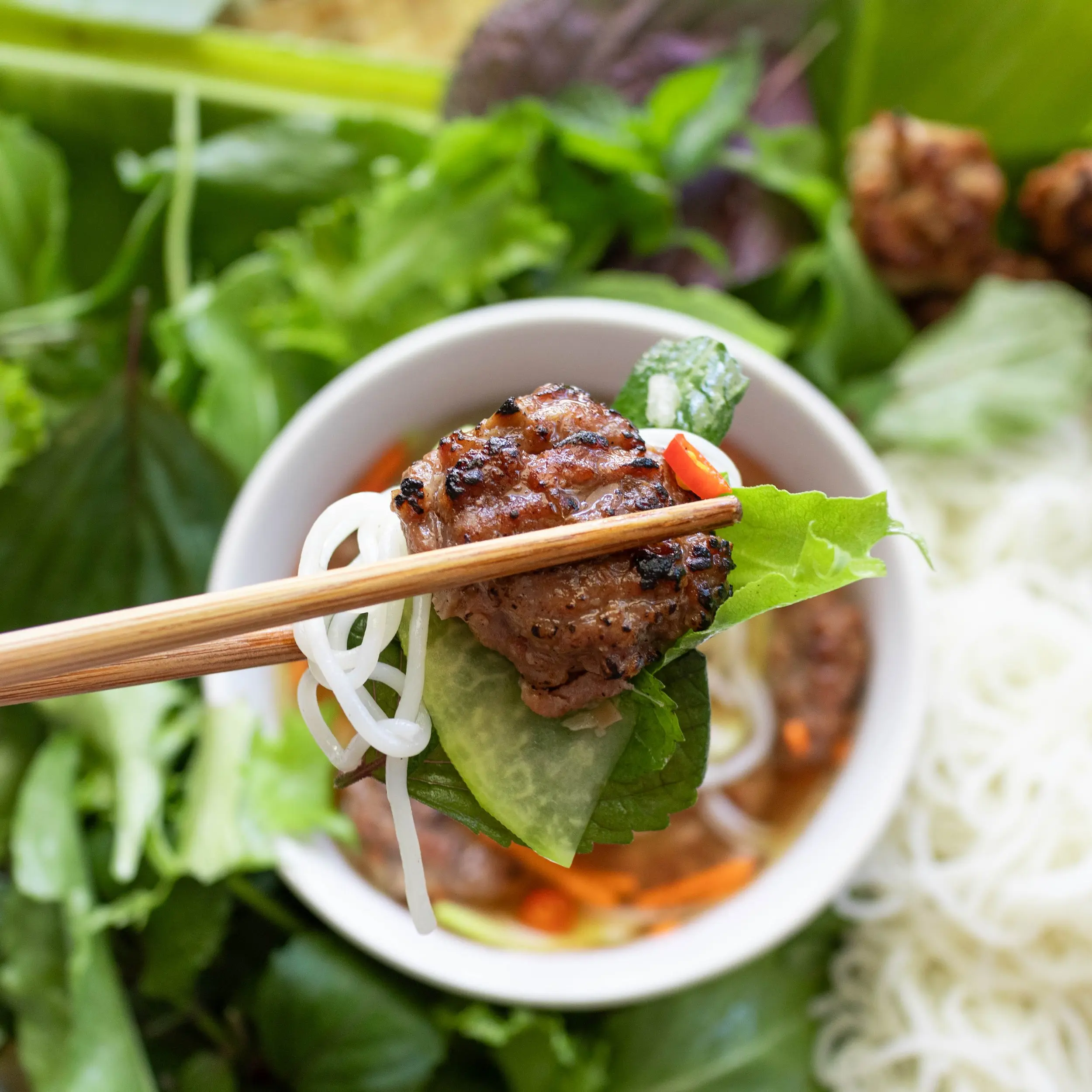 Thưởng thức bún chả Hà Nội với đầy đủ rau sống và nước chấm