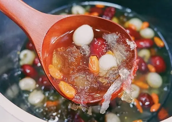 Thưởng thức một chén chè dưỡng nhan mát lạnh