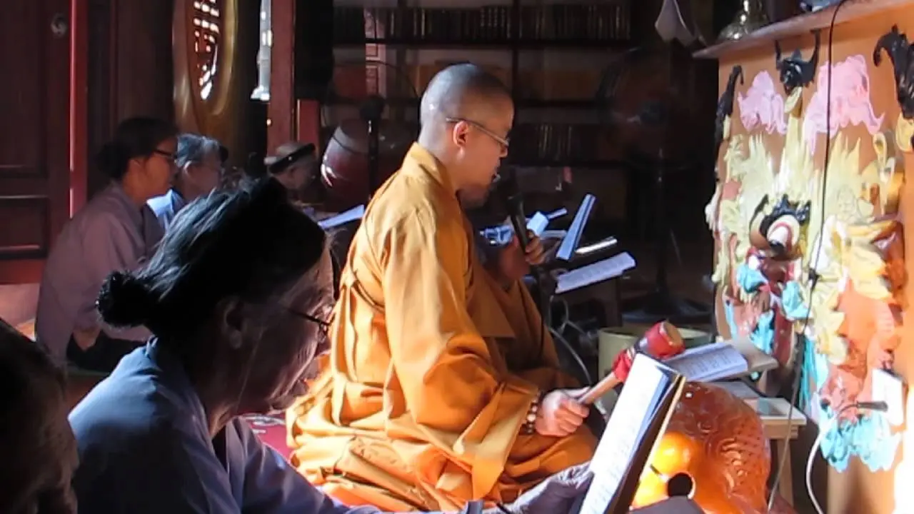 Một Phật tử đang thành tâm trì tụng kinh chú