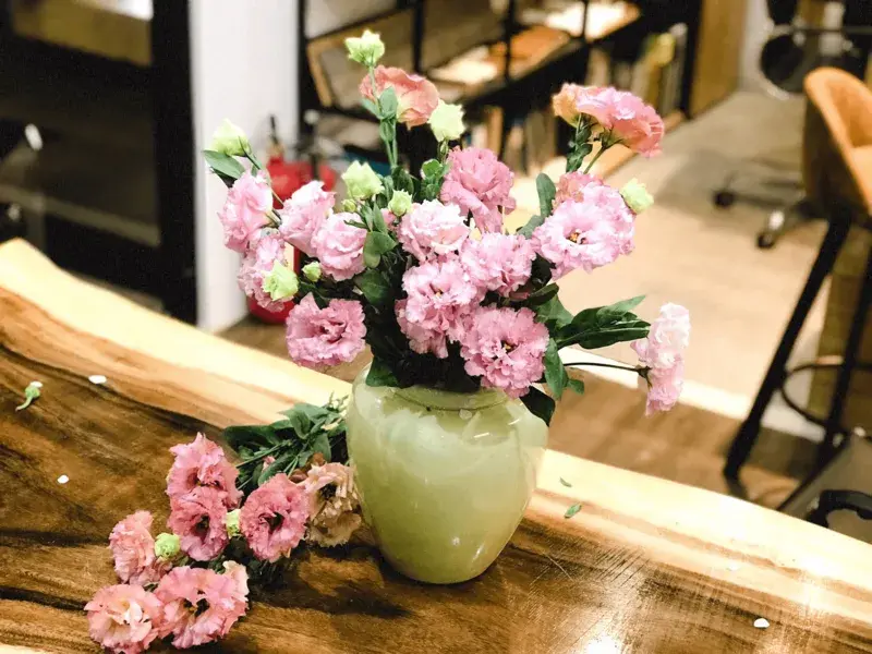 Một bó hoa cát tường với nhiều màu sắc