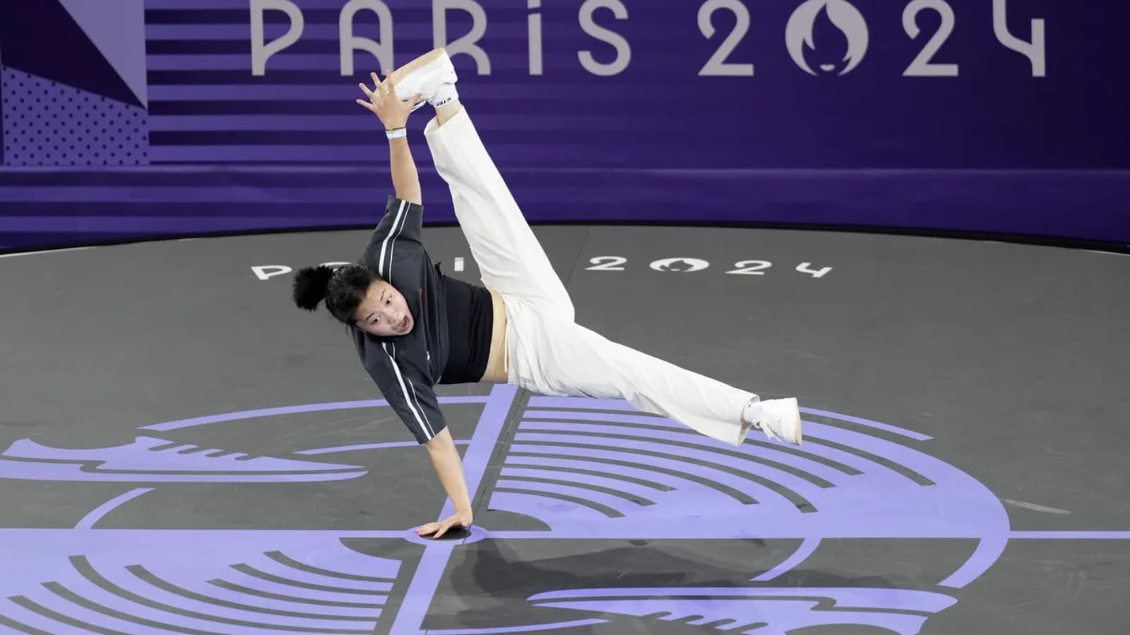 Một B-Boy đang thực hiện một động tác power move điêu luyện