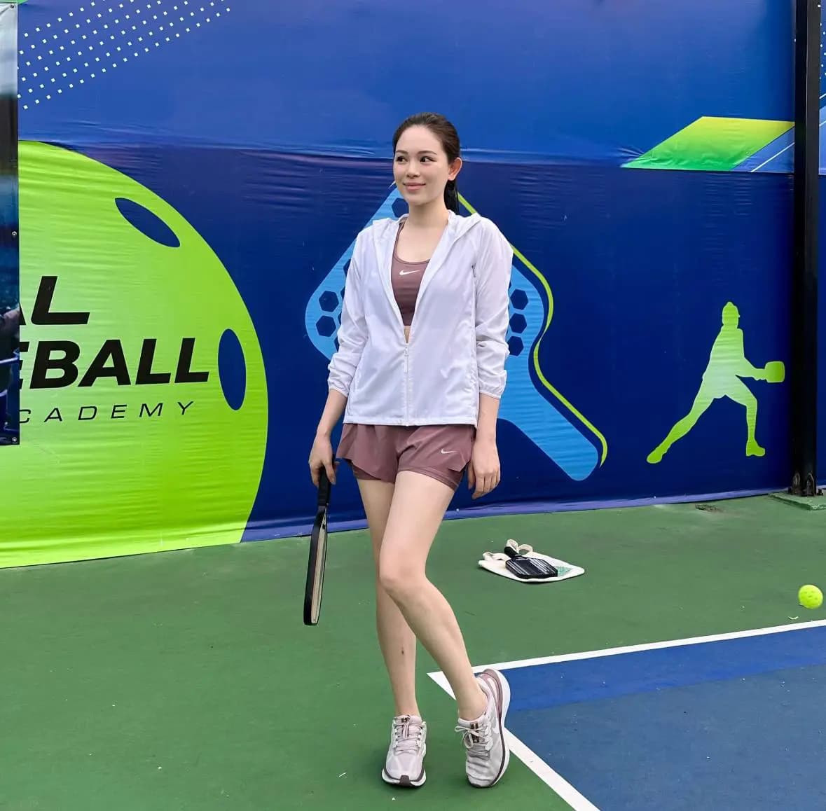 Một nhóm người ở nhiều lứa tuổi đang vui vẻ chơi Pickleball