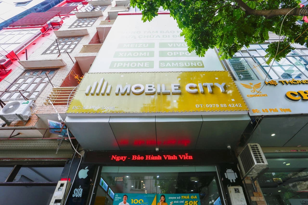 Không gian mua sắm với các sản phẩm xách tay tại Mobilecity