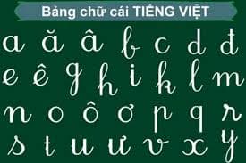 Một đứa trẻ đang tập viết và học bảng chữ cái