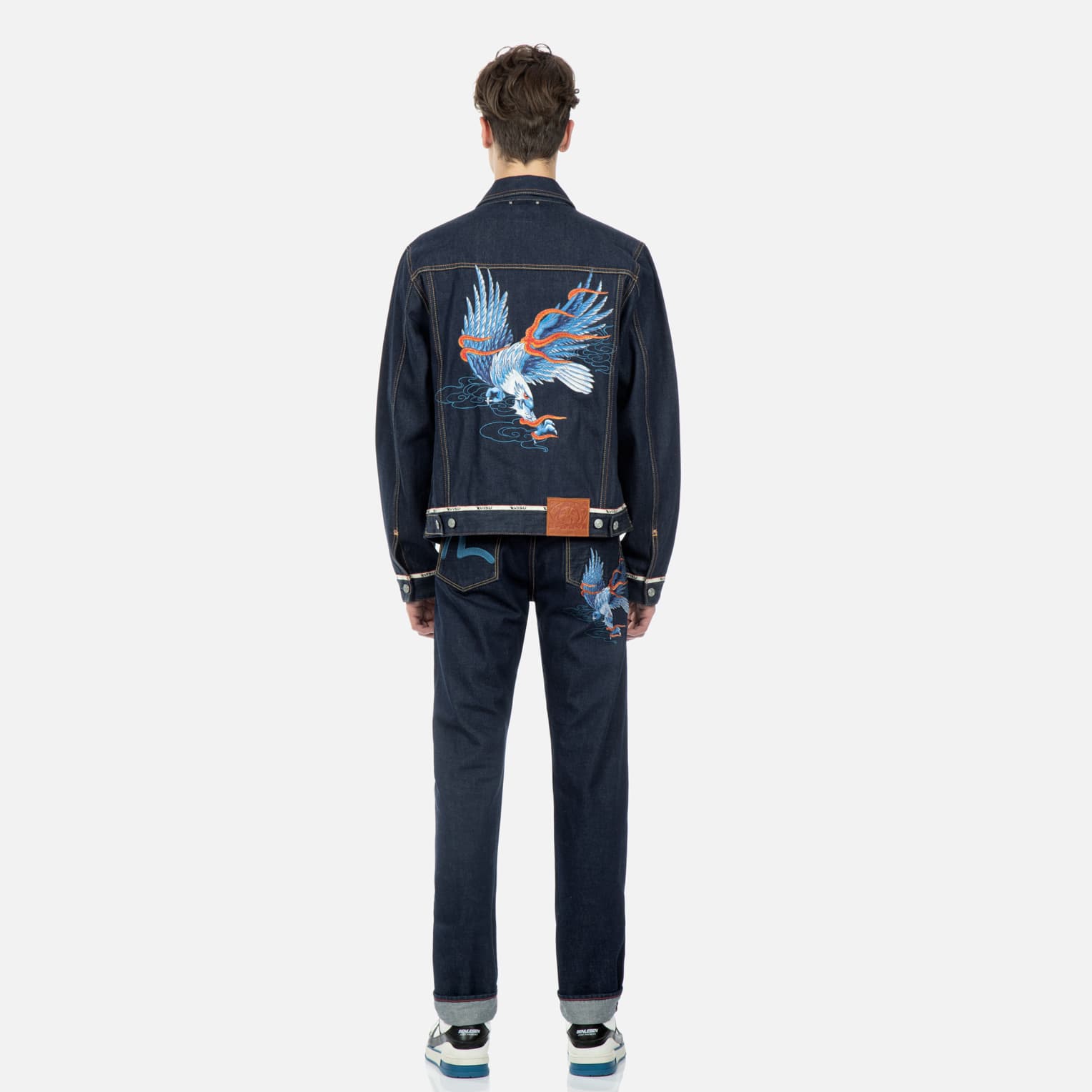 Biểu tượng logo Hải Âu (Seagull) được vẽ tay trên áo Evisu