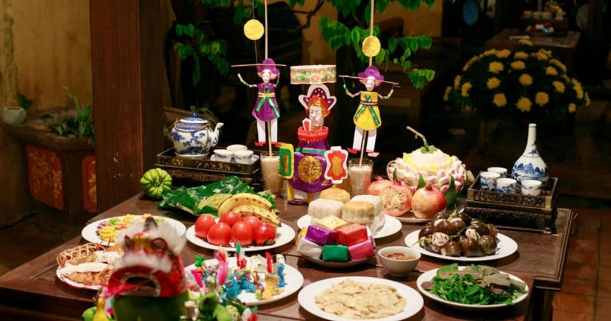Một mâm cỗ Tết Trung Thu truyền thống với bánh nướng, bánh dẻo và các loại hoa quả