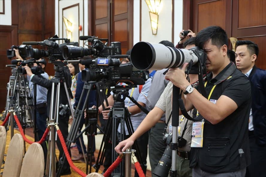 Một nhà báo đang tác nghiệp tại hiện trường sự kiện