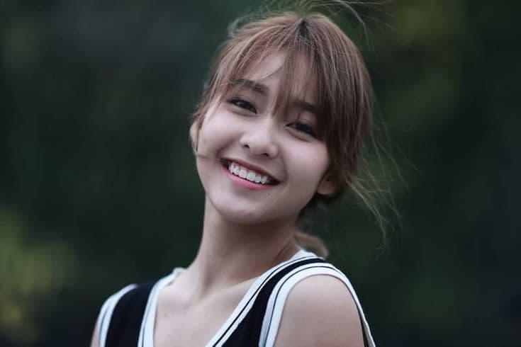 Một cô gái xinh với nụ cười rạng rỡ và tự tin