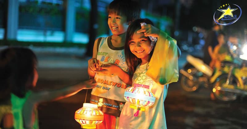 Hình ảnh trẻ em vui vẻ rước đèn lồng trong đêm Tết Trung Thu