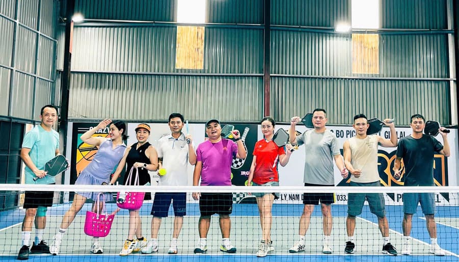 Sơ đồ một sân đấu Pickleball và khu vực The Kitchen