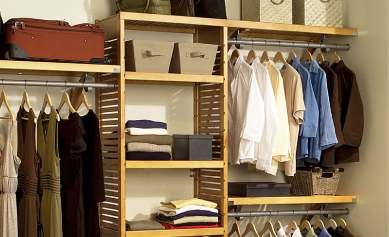 Một chiếc tủ quần áo được sắp xếp gọn gàng, khoa học