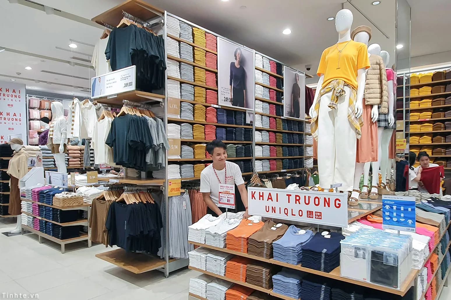 Trang phục thoáng mát là lựa chọn hàng đầu cho mùa khô Sài Gòn