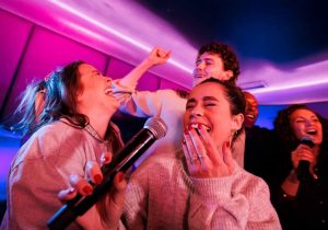 Karaoke Là Gì? Nguồn Gốc, Lợi Ích Và Xu Hướng Hát Karaoke Hiện Nay