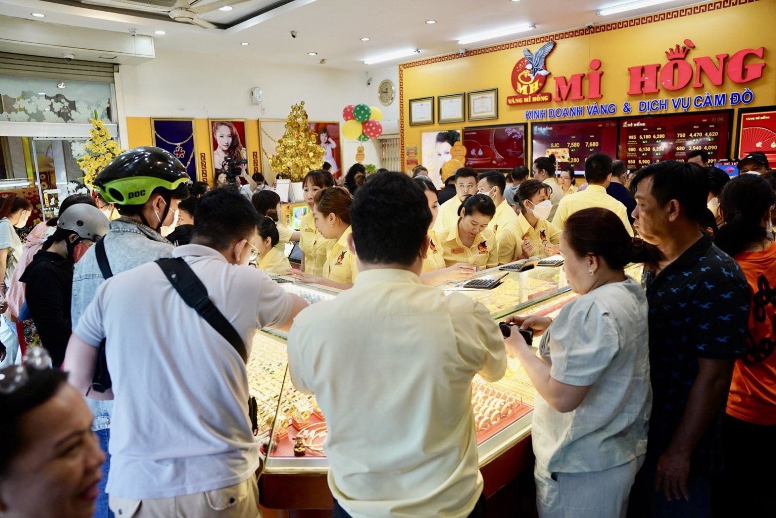 Mi Hồng là một trong những thương hiệu vàng bạc đá quý lâu đời và uy tín hàng đầu tại TP. Hồ Chí Minh