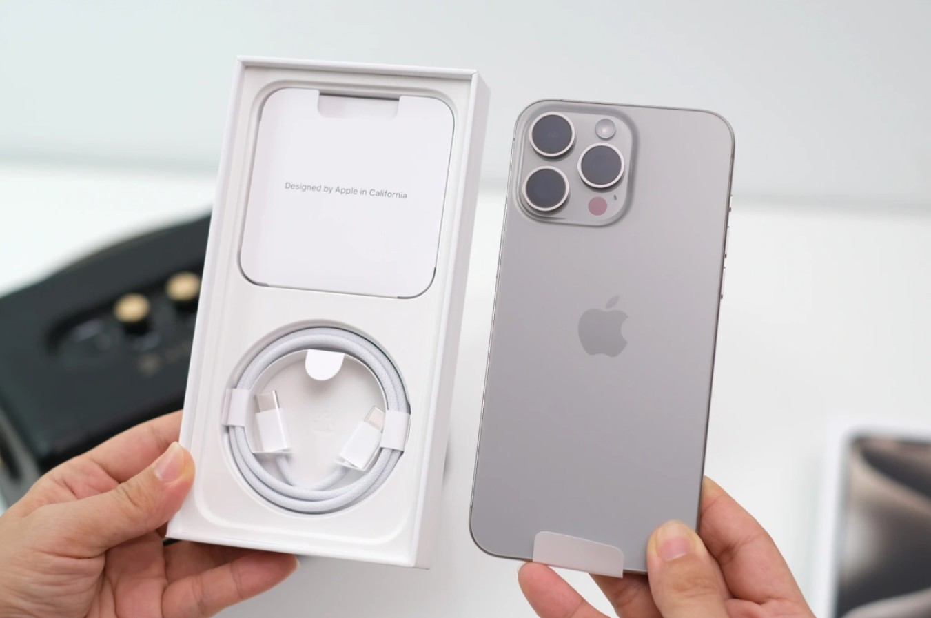 iPhone 15 Pro Max ngay lập tức chiếm lĩnh vị trí "ngôi vương" trong dòng sản phẩm iPhone mới nhất của Apple.