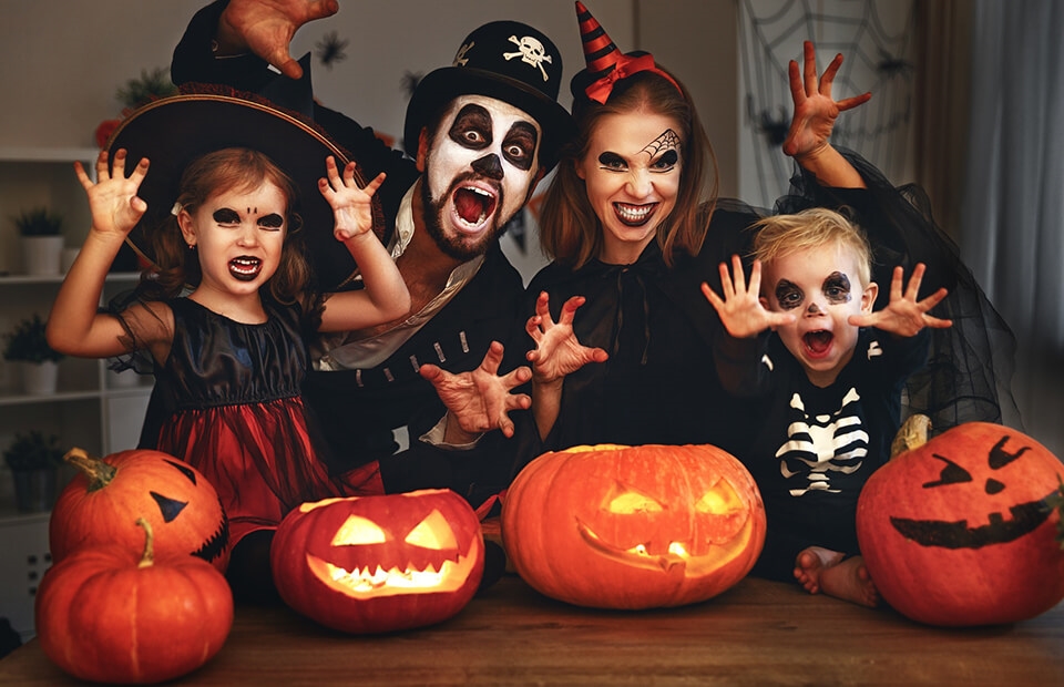 Lịch sử Halloween - Các phong tục gõ cửa xin bánh và hóa trang Lịch sử Halloween - Các phong tục gõ cửa xin bánh và hóa trang